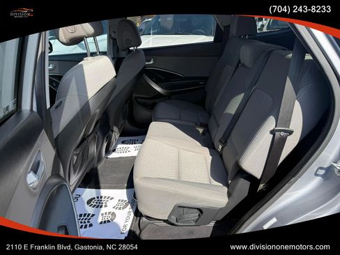 Used 2017 Hyundai Santa Fe SE image 14