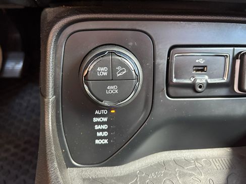 Used 2017 Jeep Renegade Trailhawk w/ Popular Equipment Group AWD/4WD image 34