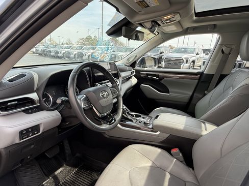 Certified 2021 Toyota Highlander Platinum image 28