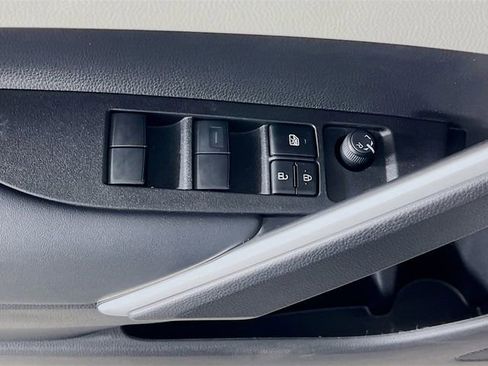Used 2025 Toyota Corolla Cross L image 11
