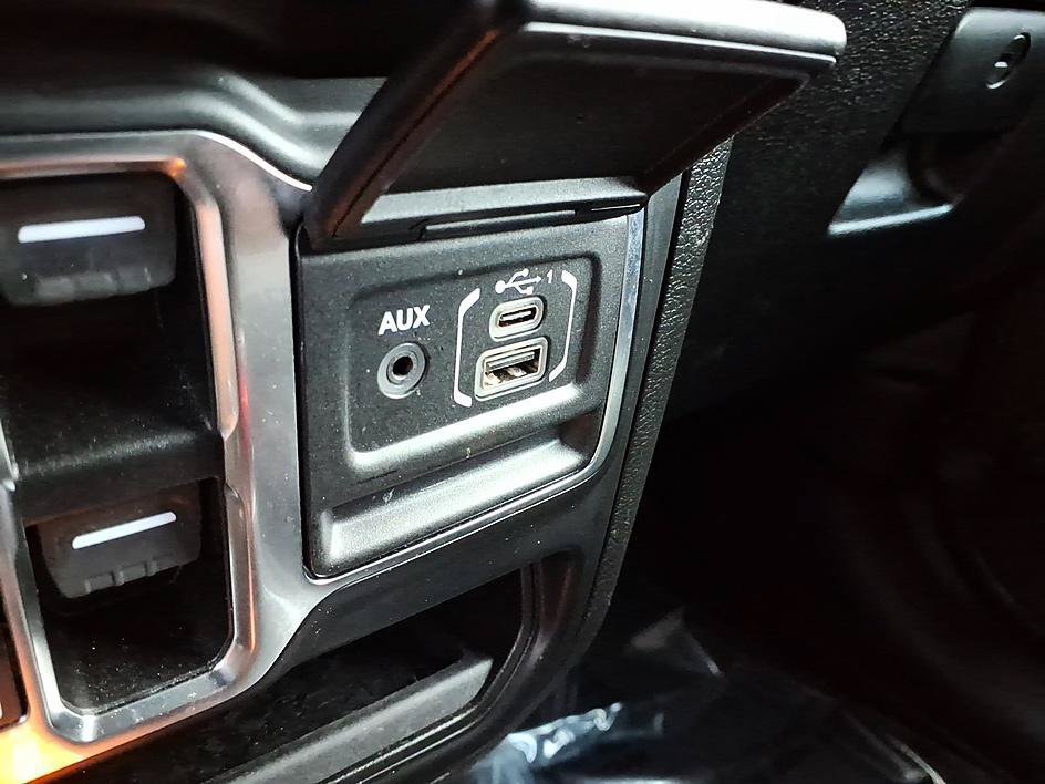Used 2021 Jeep Wrangler Unlimited Sahara AWD/4WD image 29