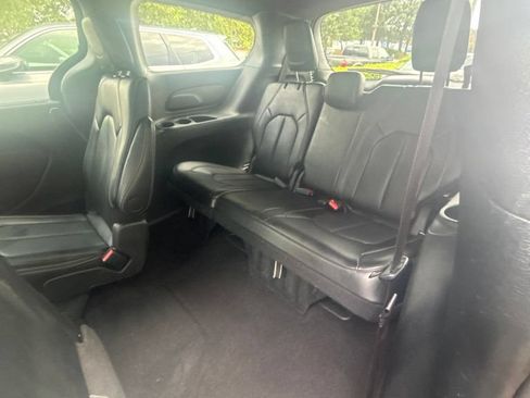 Used 2025 Chrysler Pacifica Select FWD image 17