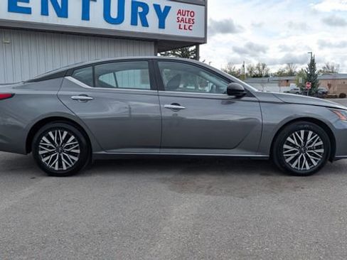 Used 2025 Nissan Altima 2.5 SV FWD image 21