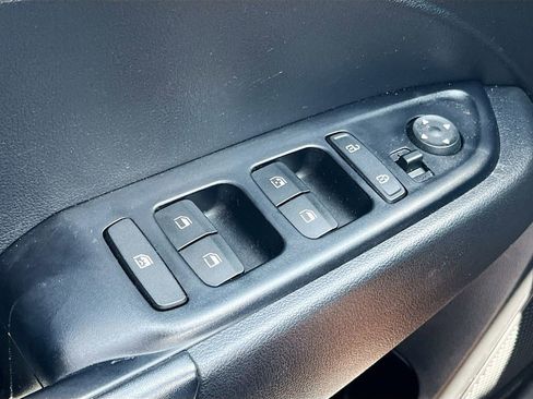 Used 2022 Hyundai Venue Limited FWD image 18
