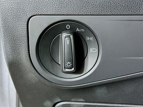 Used 2019 Volkswagen Tiguan SE w/ Panoramic Sunroof Package image 17