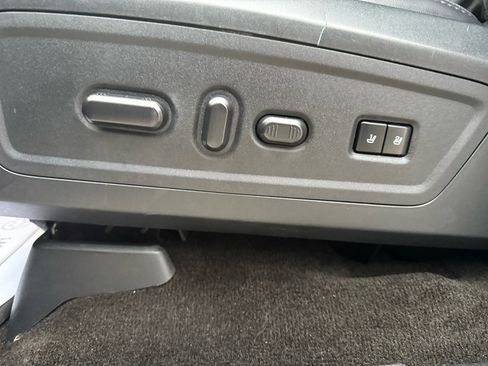 Used 2016 Lincoln Navigator Select image 16