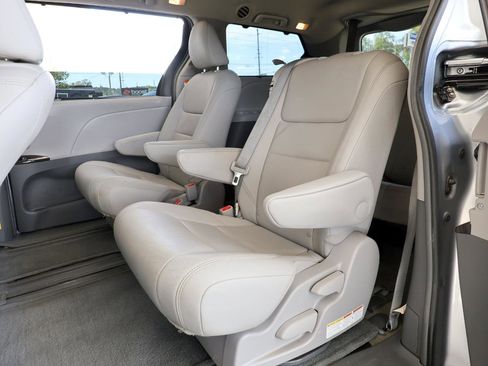 Used 2015 Toyota Sienna XLE image 22