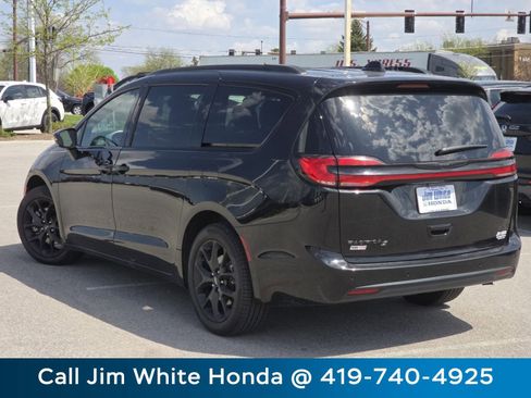 Used 2024 Chrysler Pacifica Touring-L w/ S Appearance Package AWD/4WD image 12