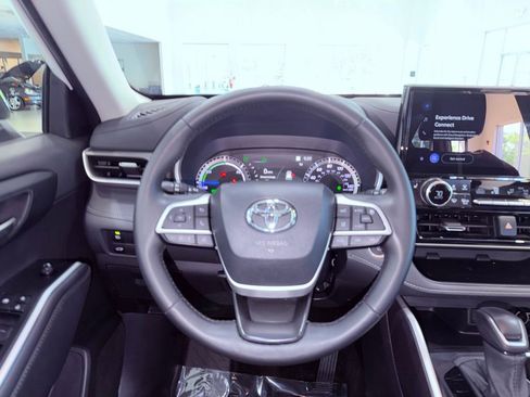 Used 2025 Toyota Highlander XLE AWD/4WD image 21