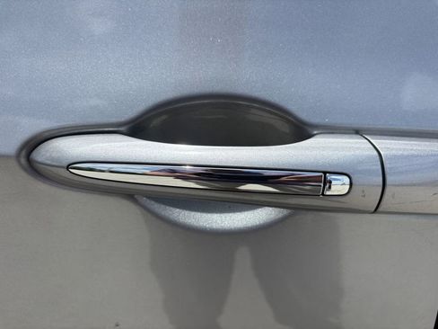 Used 2020 Chrysler Pacifica Touring-L FWD image 32