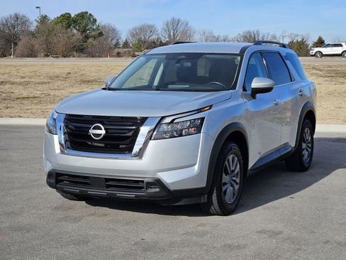 Used 2025 Nissan Pathfinder SV image 3