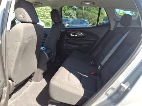 Used 2024 GMC Terrain SLE w/ Driver Convenience Package FWD image 9