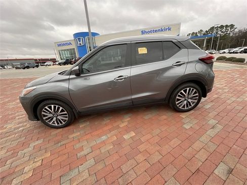 Used 2022 Nissan Kicks SV image 13