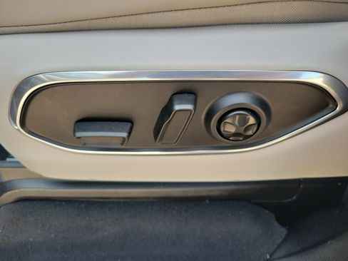 Used 2025 Jeep Wagoneer L 4WD w/ Premium Group I image 12