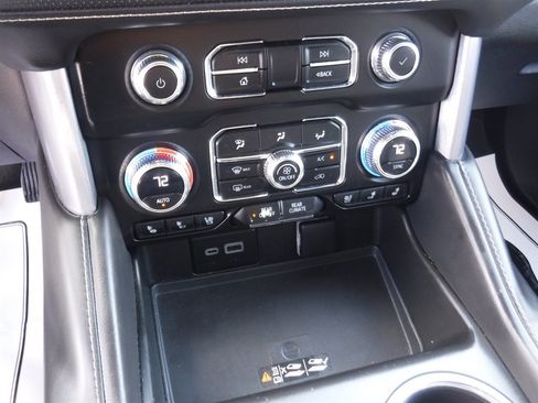 Used 2023 GMC Yukon XL SLT image 17