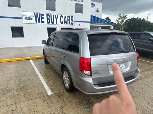Used 2018 Dodge Grand Caravan SE FWD image 11