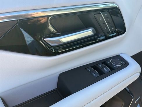 New 2025 Chevrolet Suburban Premier image 12