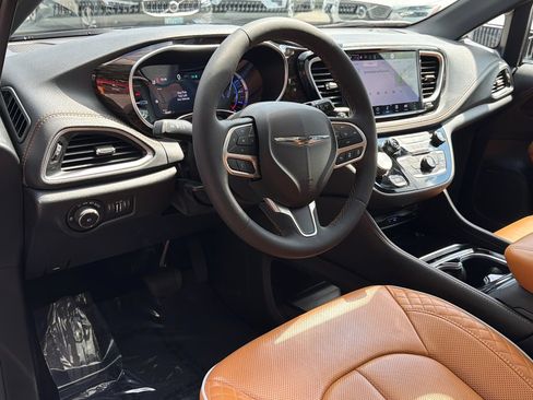 Used 2023 Chrysler Pacifica Pinnacle FWD image 20