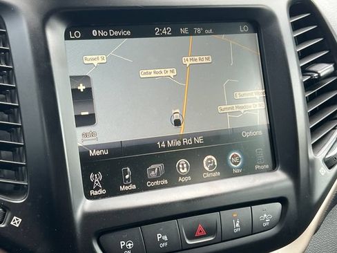 Used 2018 Jeep Cherokee Limited w/ Luxury Group AWD/4WD image 10