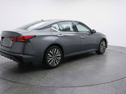 Used 2025 Nissan Altima 2.5 SV image 9