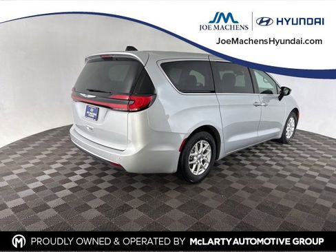 Used 2024 Chrysler Pacifica Touring-L image 6
