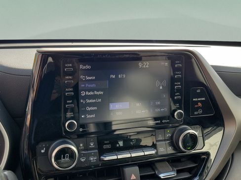 Used 2021 Toyota Highlander XLE AWD/4WD image 17
