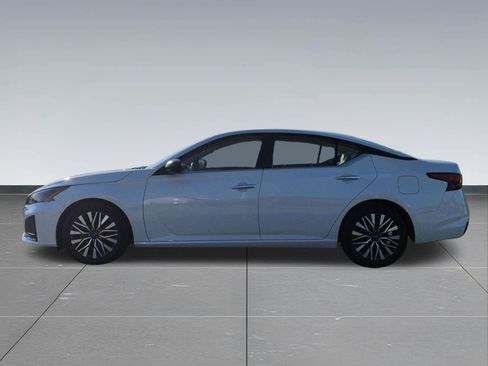 Used 2025 Nissan Altima 2.5 SV FWD image 3