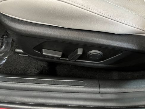 Used 2025 Hyundai Elantra Limited image 23