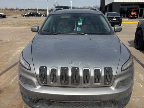 Used 2016 Jeep Cherokee Latitude image 2