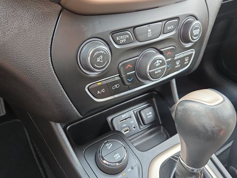 Used 2017 Jeep Cherokee Limited AWD/4WD image 22