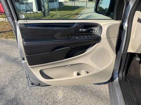 Used 2017 Dodge Grand Caravan SXT w/ Driver Convenience Group FWD image 11
