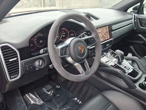 Used 2023 Porsche Cayenne Coupe image 4