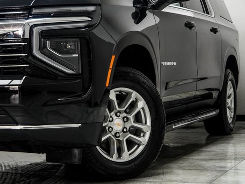 Used 2025 Chevrolet Suburban LT AWD/4WD image 3