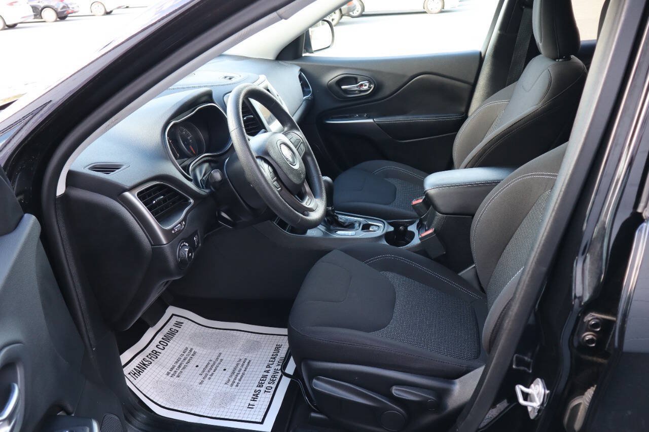 Used 2019 Jeep Cherokee Latitude w/ Popular Appearance Group AWD/4WD image 6
