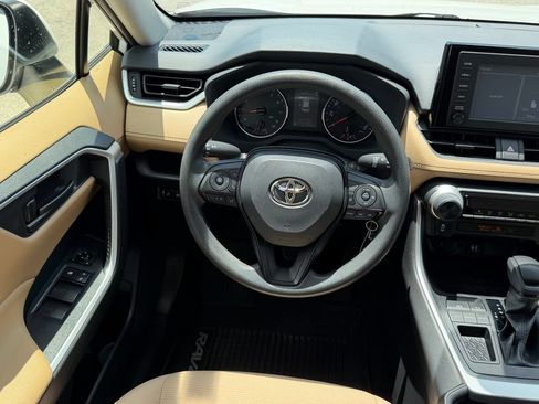 Used 2019 Toyota RAV4 LE FWD image 13