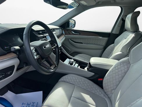 Used 2023 Jeep Grand Cherokee L Summit w/ Luxury Tech Group V image 9