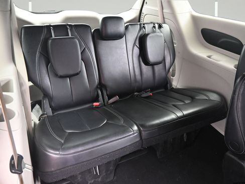 Used 2023 Chrysler Pacifica Touring-L FWD image 16