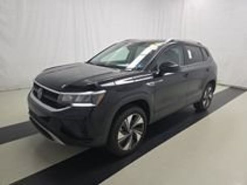 Used 2024 Volkswagen Taos SE w/ Panoramic Sunroof Package AWD/4WD image 17