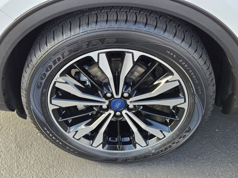 Certified 2022 Ford Escape SE w/ SE Sport Appearance Package image 9