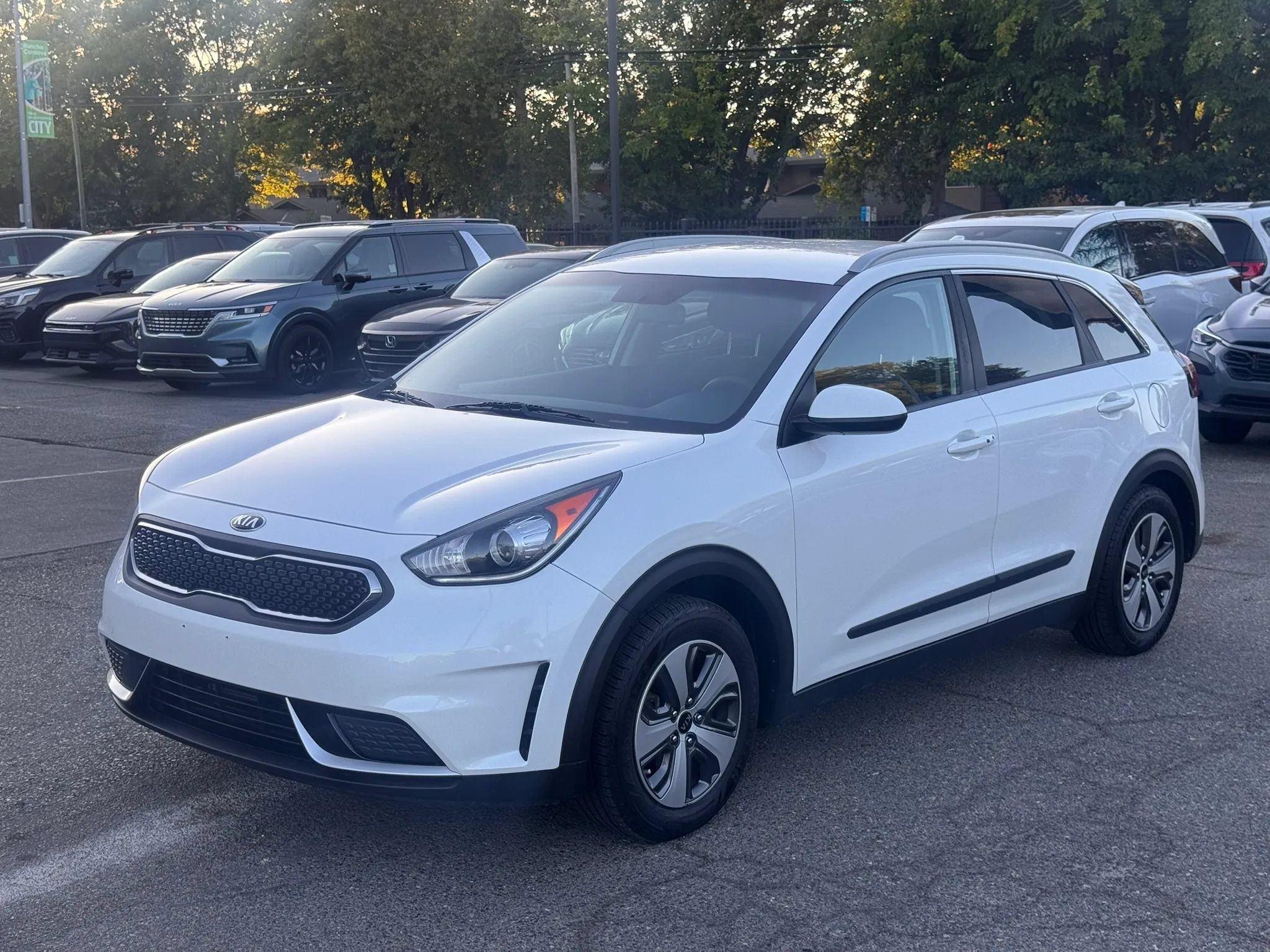 Used 2018 Kia Niro LX FWD image 2