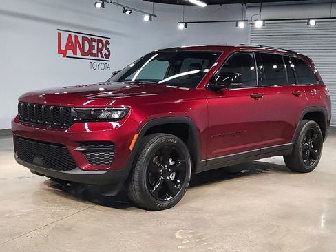 Used 2023 Jeep Grand Cherokee Altitude image 3