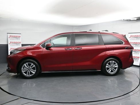 Used 2025 Toyota Sienna Limited image 5