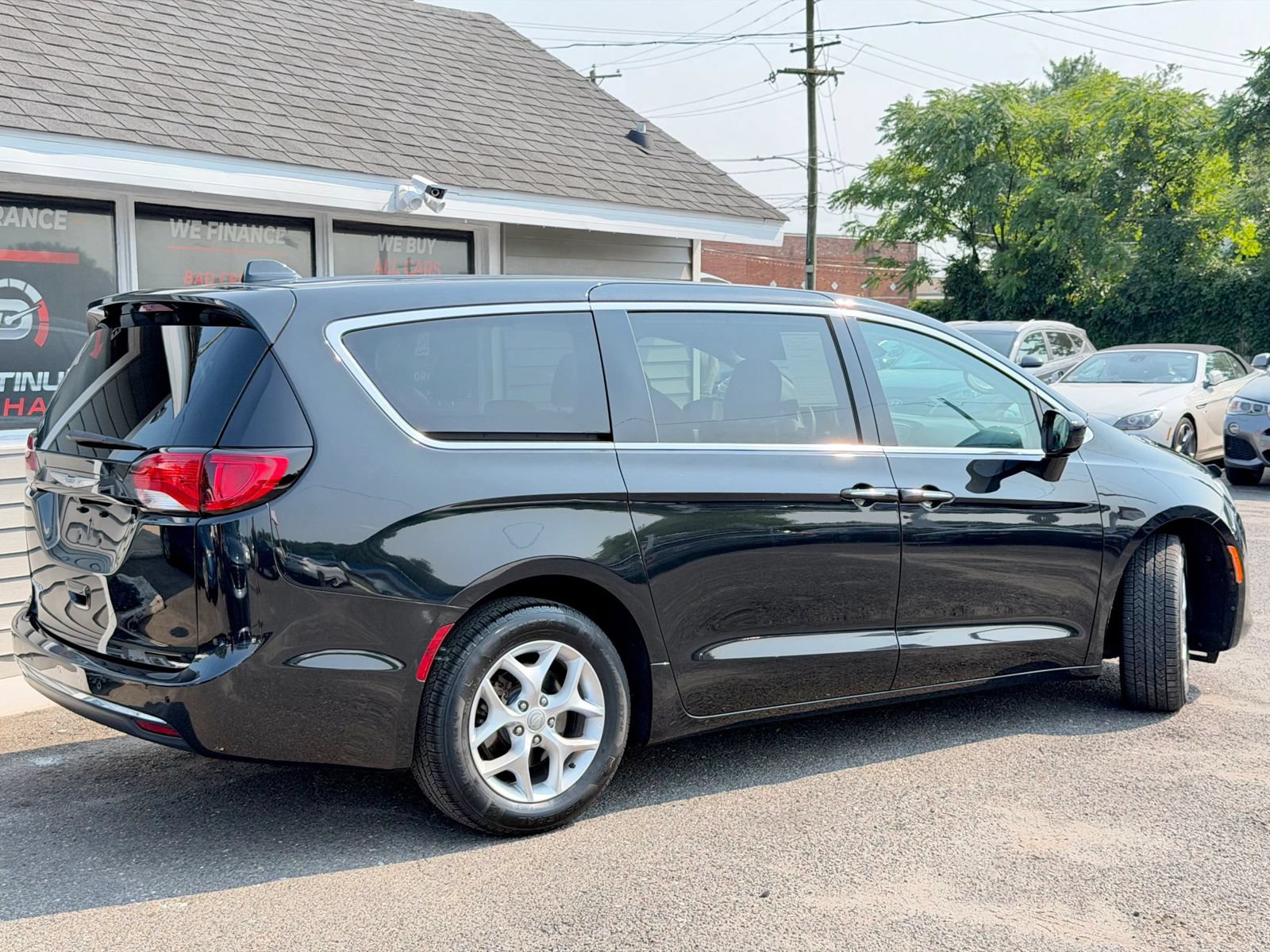 Used 2020 Chrysler Pacifica Touring w/ Tire & Wheel Group FWD image 12