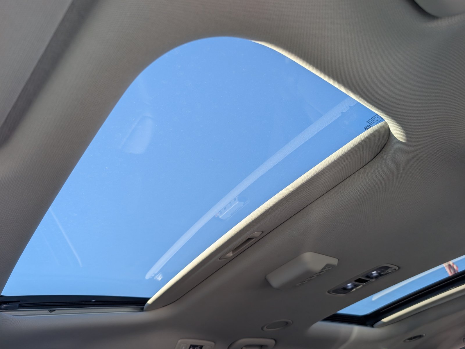 Used 2026 Kia Carnival SX w/ SX Dark Edition Package FWD image 8