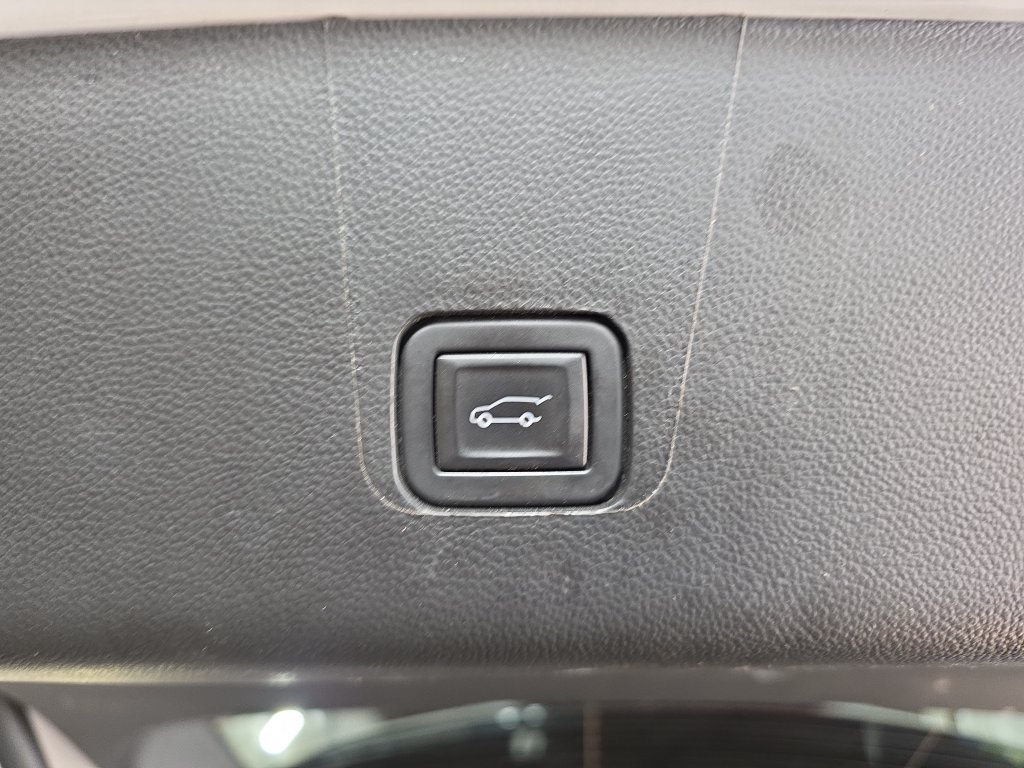 Used 2023 Chevrolet Traverse LT w/ LT Premium Package AWD/4WD image 15