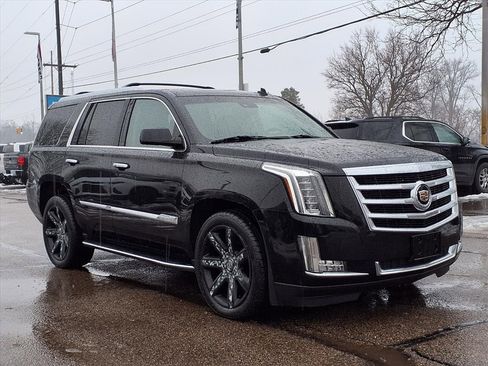Used 2015 Cadillac Escalade Luxury image 3