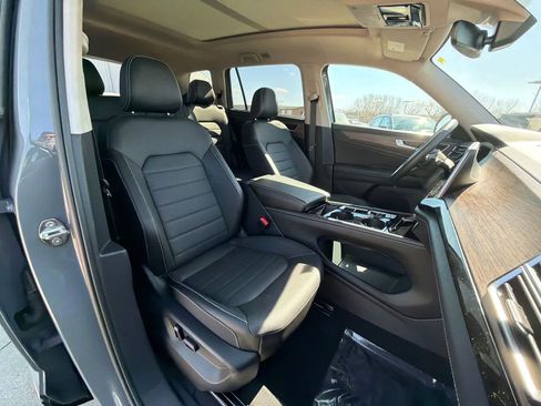 Used 2025 Volkswagen Atlas SEL image 15