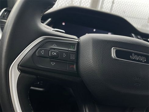 Used 2023 Jeep Grand Cherokee L Laredo image 14