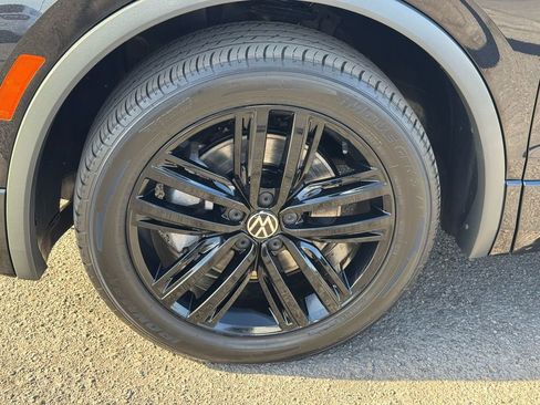 Used 2022 Volkswagen Tiguan SE R-Line image 10