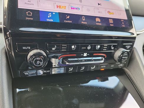 New 2025 Jeep Grand Cherokee L Limited w/ Luxury Tech Group II image 25